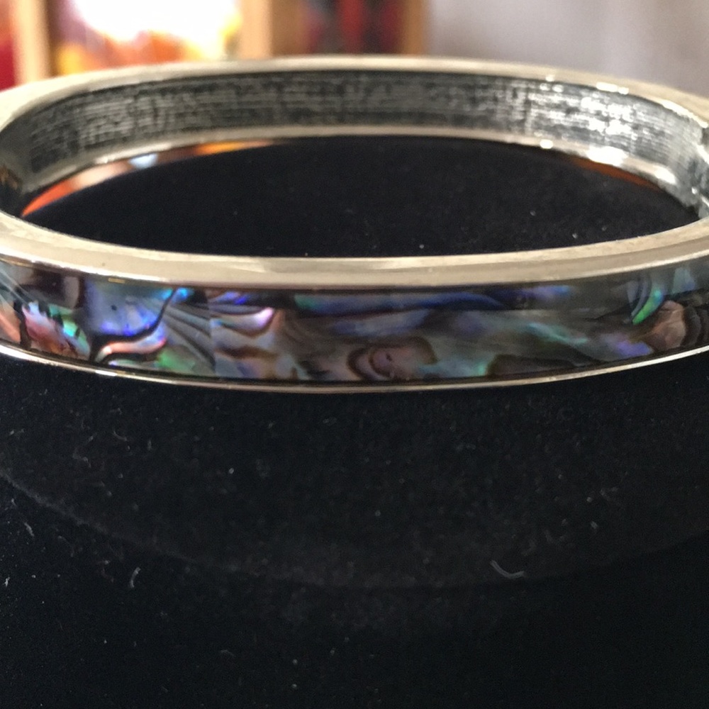 Magnetic opening bracelet